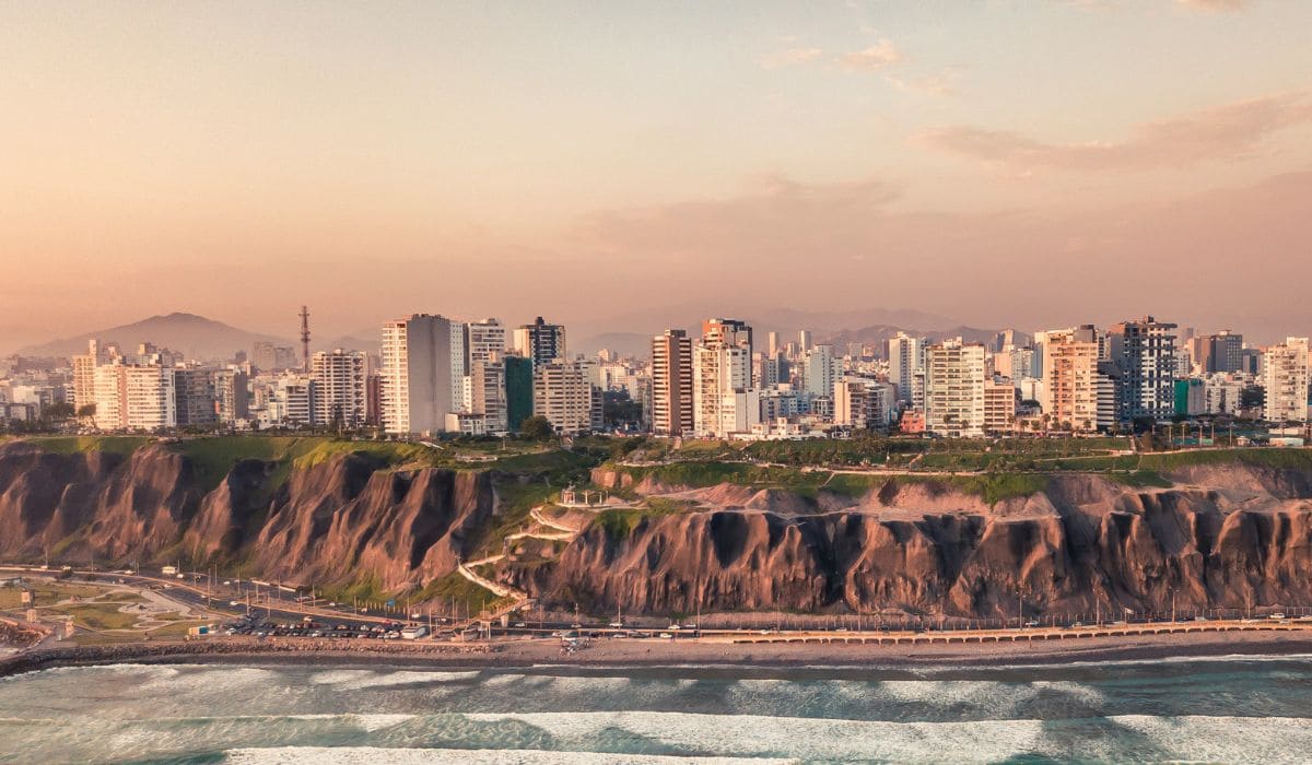 Panorámica de Lima desde el mar