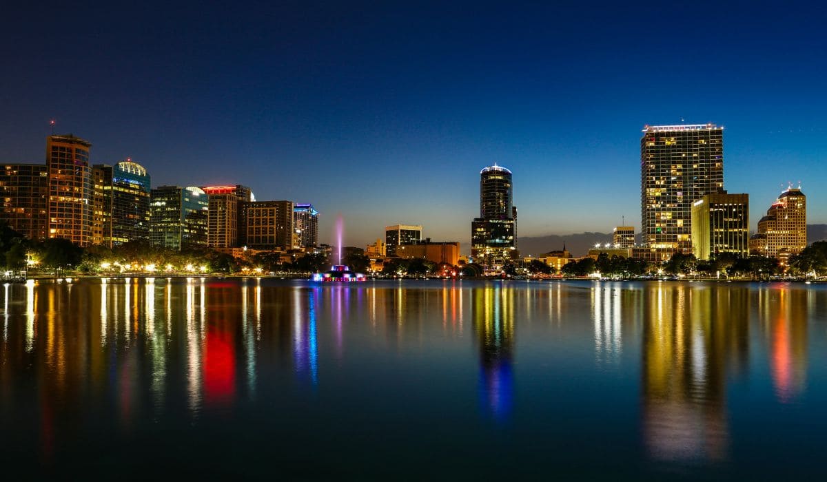 La ciudad de Orlando de noche