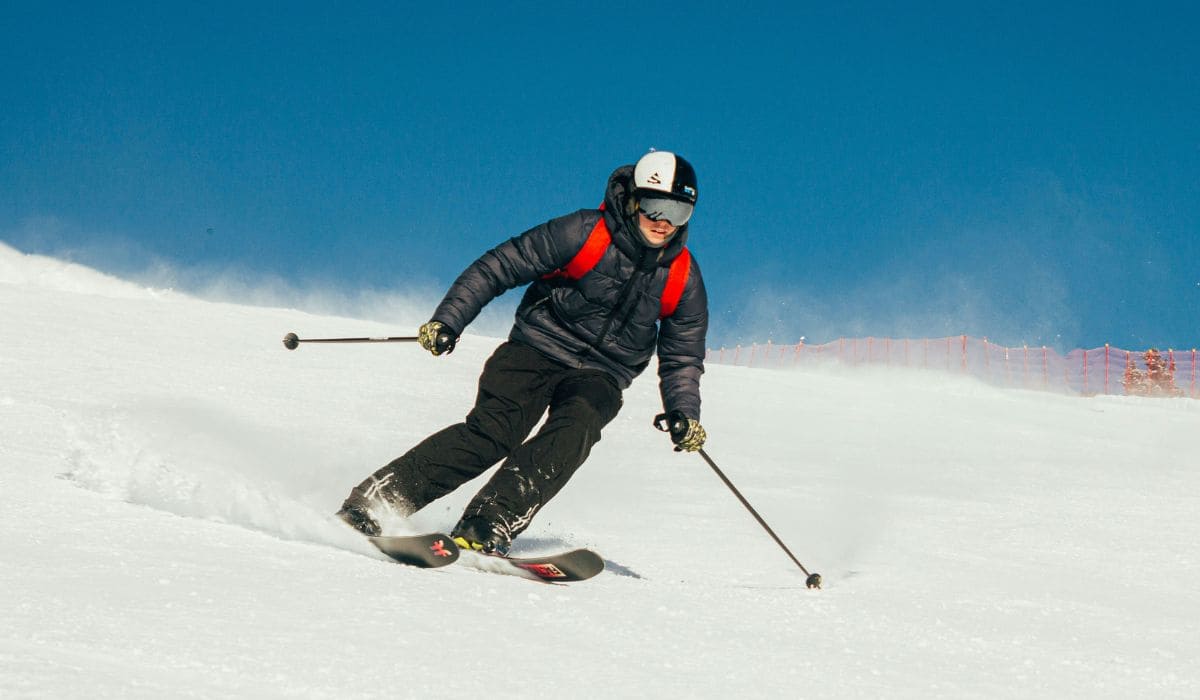 Hombre esquiando en el Cerro Castor